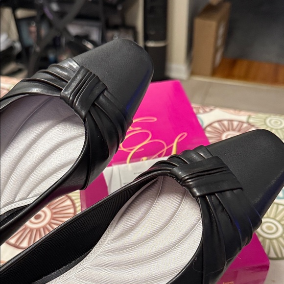 Easy Street Black Heels 9W - Picture 5 of 7